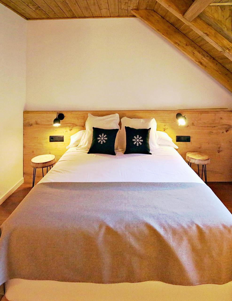 Hotel Lo Paller Valencia D'Aneu Екстер'єр фото